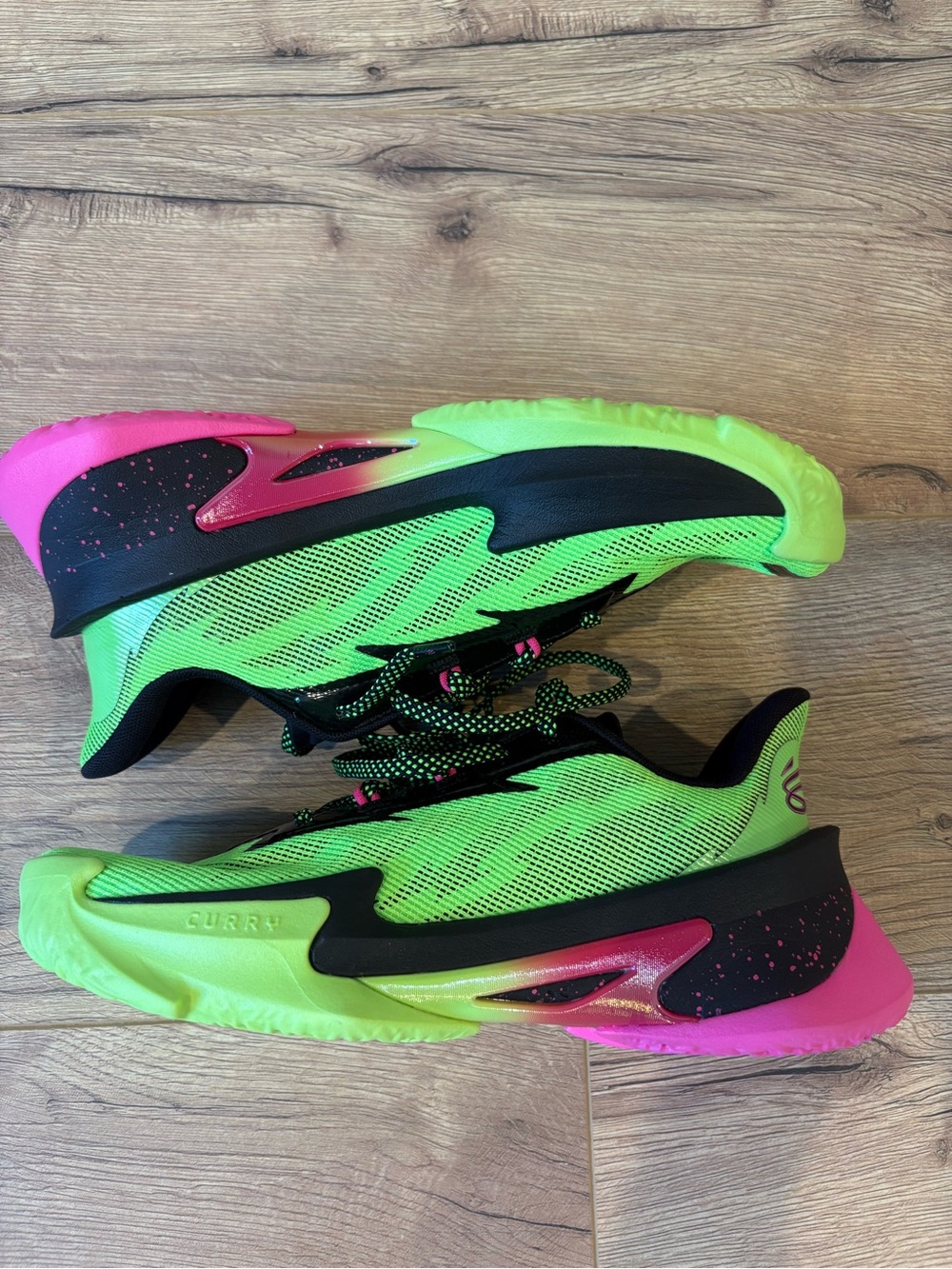 Under Armour curry series 7
"Aurora" us men's size 8.5